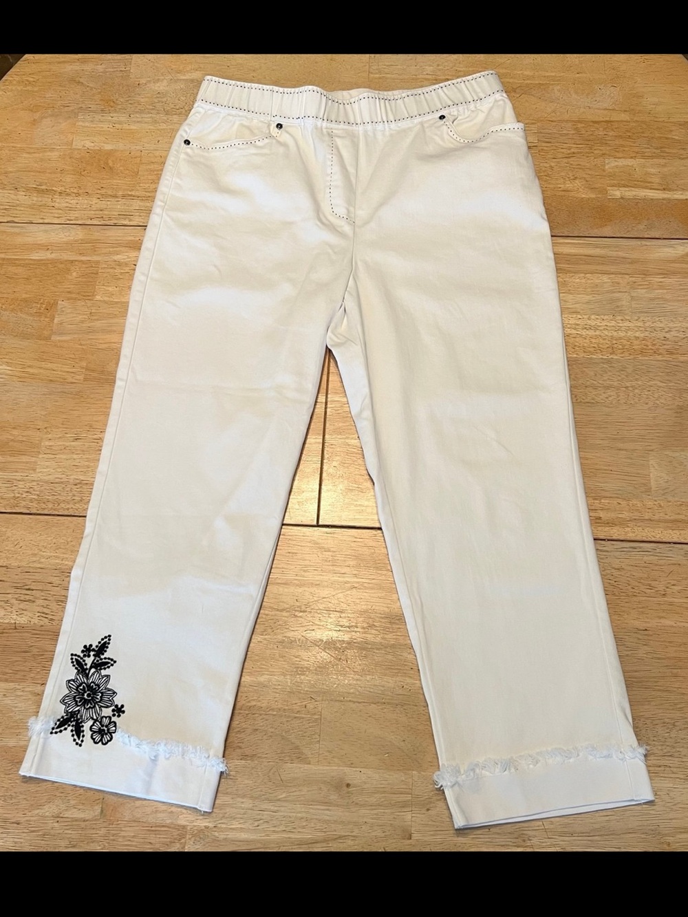 Alfred Dunner Womens Floral Embroidered White Cuffed Ankle Pant ~ Size 12P